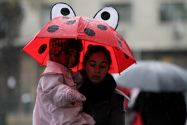 Gobierno suspende clases en Santiago y otras ciudades por lluvias