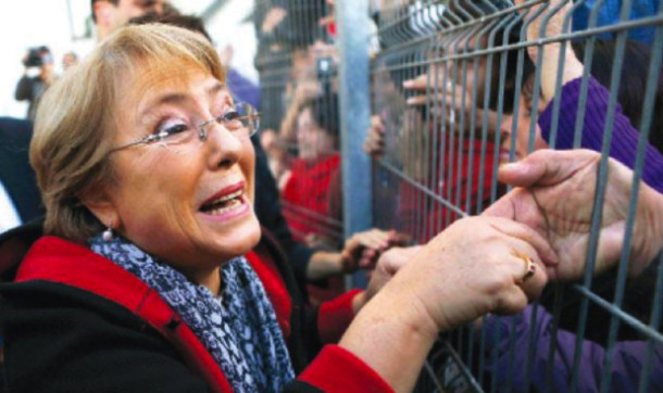 Estudiantes funan a Bachelet durante discurso en Mercado Municipal de Chillán