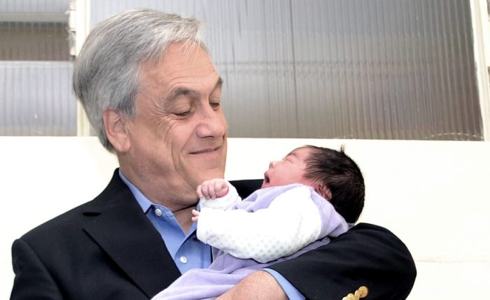 The Economist desmenuza anuncio de Piñera de bono por tercer hijo y lo califica de «soborno por niño»
