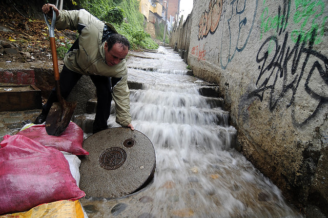 Santiago y Valparaíso a media máquina a causa de fuerte temporal de lluvia y viento