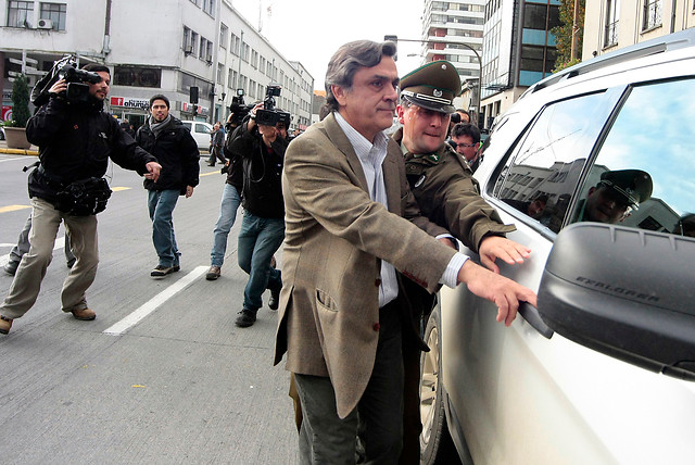 Ahora le tocó a Longueira: manifestantes le lanzaron huevos en Concepción