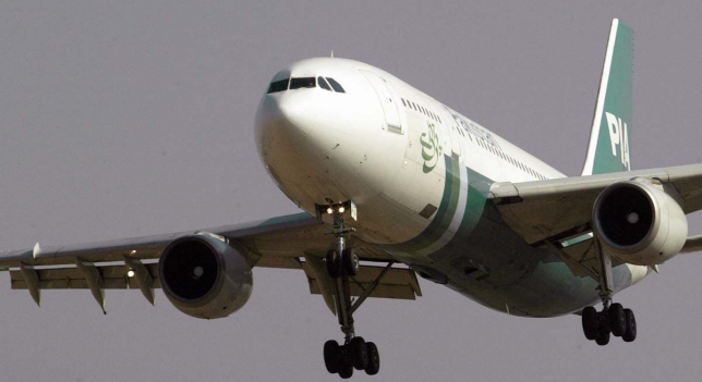 Dos detenidos tras desvío de un avión paquistaní en el Reino Unido