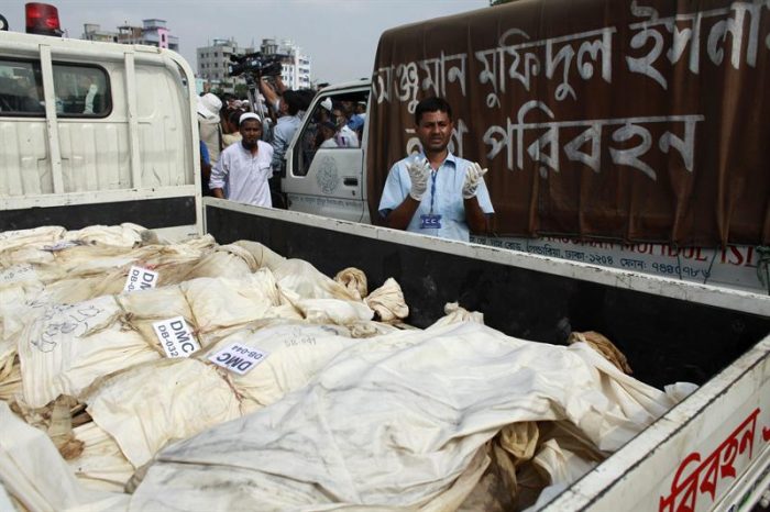 Muertos tras derrumbe de edificio textil en Bangladesh superan el millar