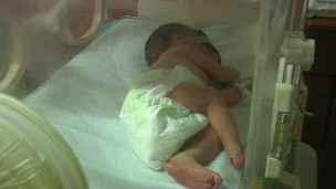 China: madre de bebé atrapado en tubería no enfrentará cargos