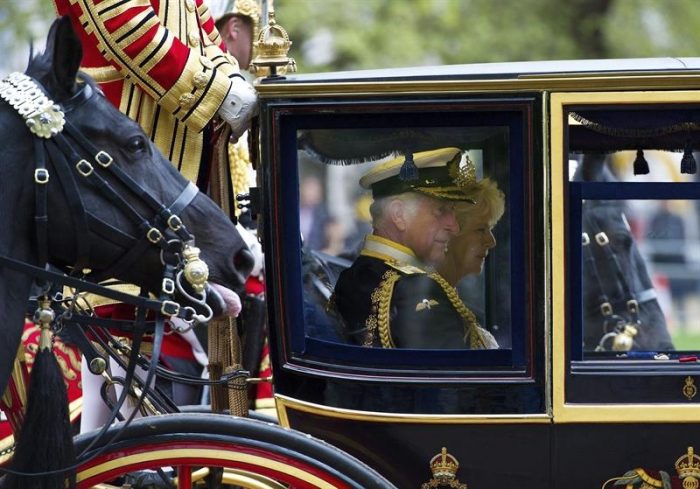 El príncipe Carlos y Camilla asisten por  primera vez a la apertura del Parlamento