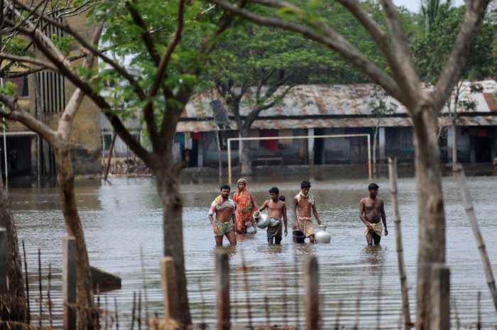 Cuatro muertos y cerca de un millón de evacuados por un ciclón en Bangladesh