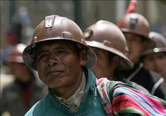 Bloqueos de trabajadores aumentan en Bolivia y afectan rutas hacia Argentina y Chile