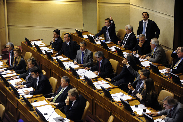 Ausencia de diputados UDI impide al Ejecutivo aprobar veto para reajuste del salario mínimo