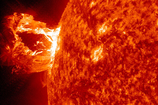 La NASA muestra una enorme erupción solar