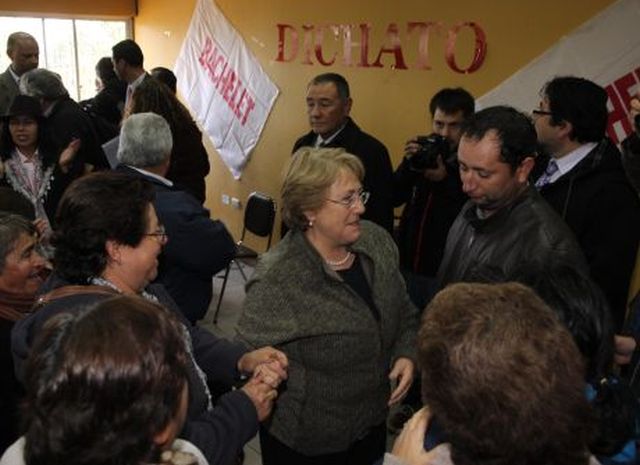 En encuentro privado Bachelet pide a vecinos de Dichato respaldar a candidatos parlamentarios de la oposición
