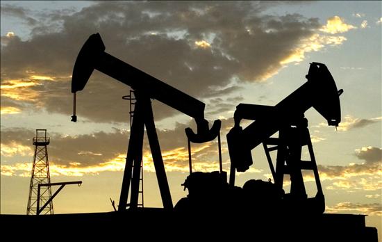 El petróleo cae tras alcanzar máximo de más de tres años ante crecientes tensiones en Irán