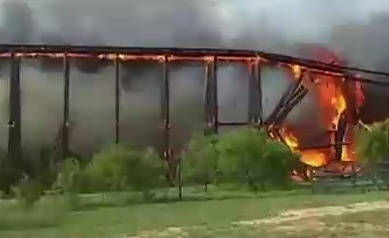 Colapso de un puente en llamas en Texas