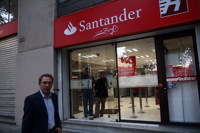 Banco Santander cede y alcanza acuerdo con Conadecus tras demanda de clientes perjudicados por el «alivio hipotecario»