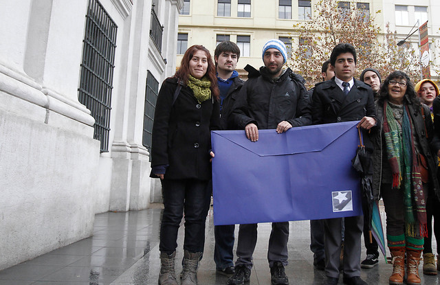 Foto: estudiantes entregan «sobre azul» gigante a Piñera