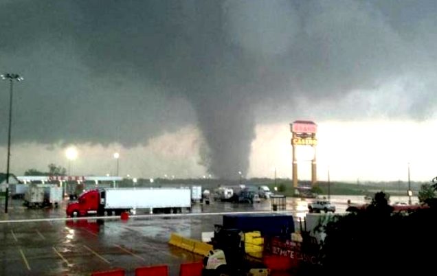 Gigantesco tornado devasta Oklahoma y destruye casas y escuelas