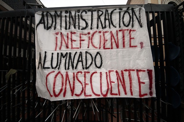 El petitorio de demandas que los alumnos del Instituto Nacional entregaron a la alcaldesa de Santiago