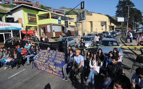 Alumnos de la U. del Mar se manifiestan con cátedra en plena calle de Reñaca