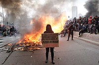 Fotos: Locales quemados, barricadas y destrozos se vieron en las movilizaciones de este miércoles