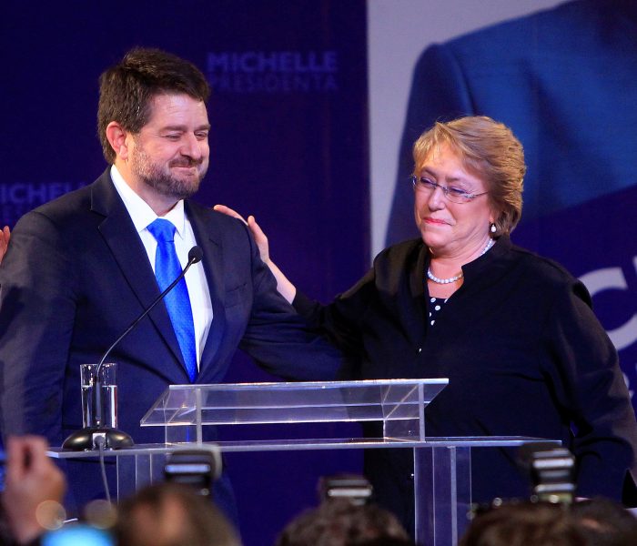 Bachelet máquina: sola dobla a los candidatos de la derecha
