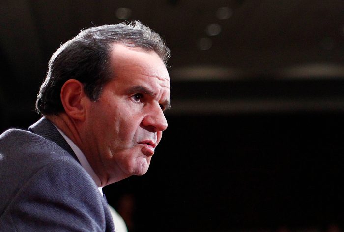 Allamand dice que a diferencia de Longueira él sí puede derrotar a Bachelet