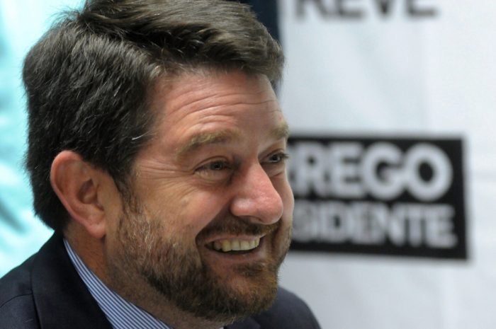 Presidente de CNTV pide disculpas a Claudio Orrego por error en franja electoral