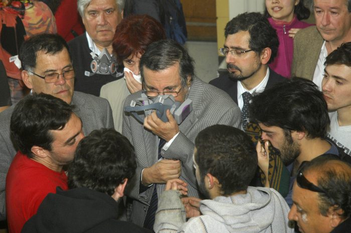 Fotos: Así fue el tenso ingreso de Carabineros a la Casa Central de la U. de Chile