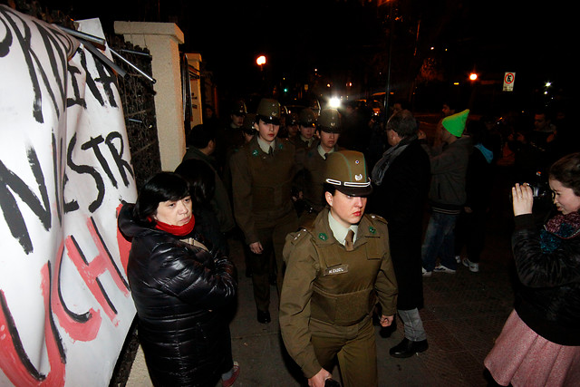 Video: La ‘No Violencia’ activa de los alumnos del Manuel de Salas durante el desalojo