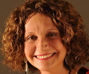 Fátima Sime firma su libro «Noticias sobre ti misma»