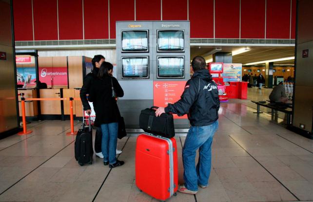 Huelga de controladores franceses obliga a cancelar la mitad de los vuelos
