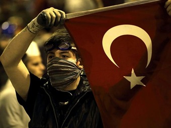 Muere un policía por las heridas sufridas en protestas en Turquía