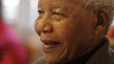 Sudáfrica sigue atenta el cuarto día en estado crítido de Nelson Mandela
