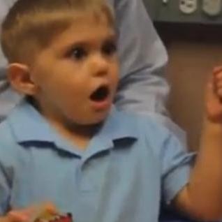 Niño sordo se emociona al oír por primera vez a su padre