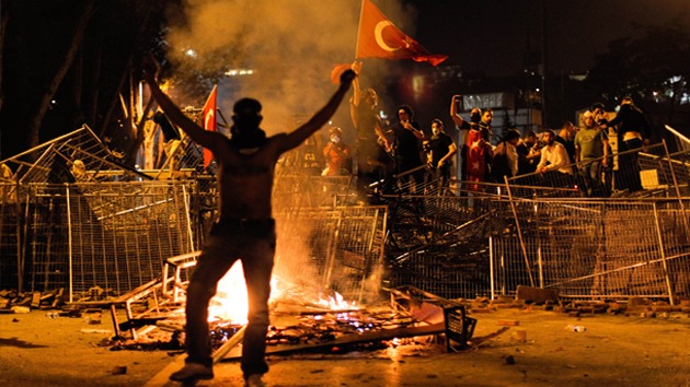 Primer ministro de Turquía culpa a la prensa internacional e Internet de las protestas