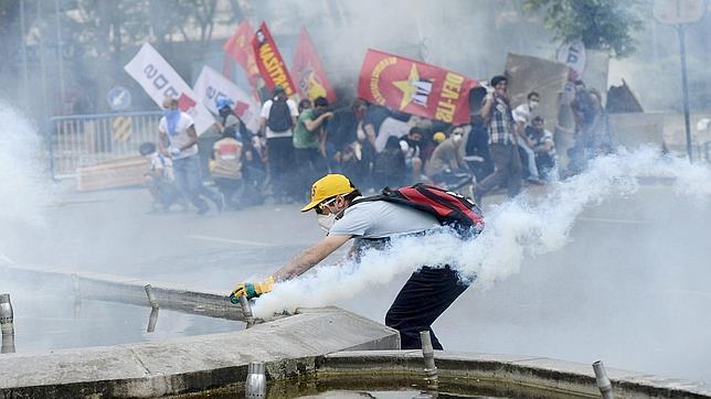 Gobierno de Turquía acusa a los manifestantes de haber disparado contra dos policías