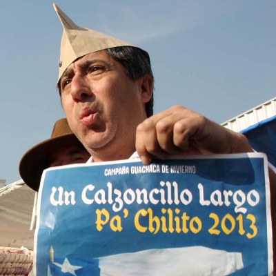 Hogar de Cristo y «los Guachacas» inician tradicional campaña «Un Calzoncillo largo pa´ Chilito 2013»