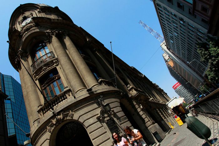 Día negro para el mercado chileno: El IPSA, el cobre y el peso se desploman