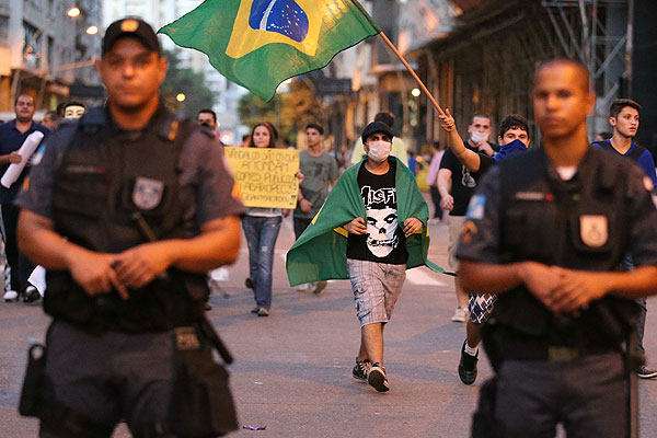 Protestas en Río de Janeiro cada vez más violentas: la policía responde con lacrimógenas y balas de goma