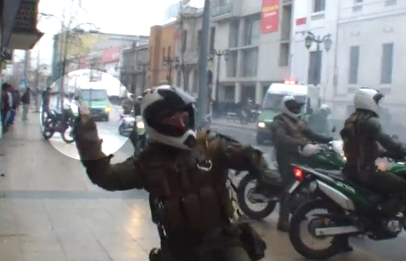 El mundo al revés: motoristas de Carabineros se enfrentan a piedrazos con manifestantes