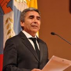 Carlos Peña sale a responder a ministro Larraín y dice que su argumento es «falaz»