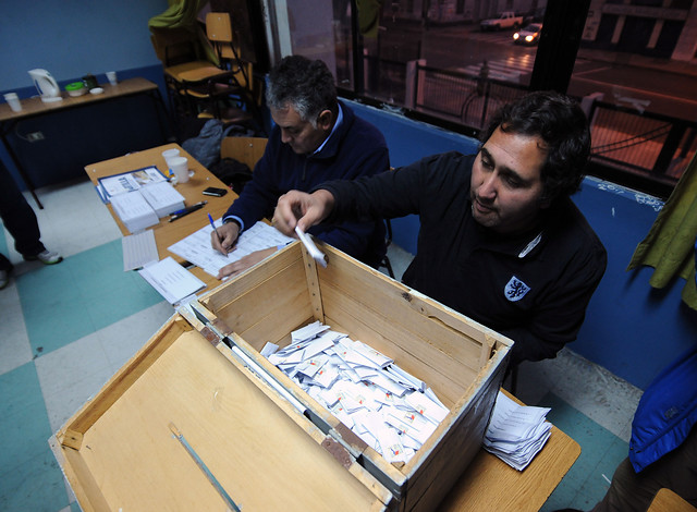 A las seis de la tarde cerraron mesas y comenzó el conteo de votos de las primarias