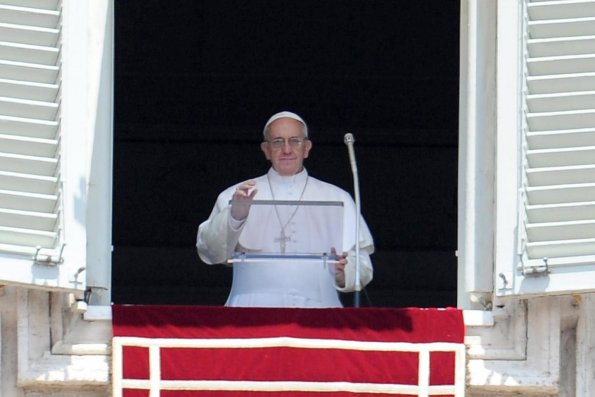 Papa Francisco pide que «callen las armas» en Siria