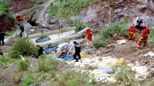 Al menos 18 muertos tras caer un autobús a un río en la selva peruana