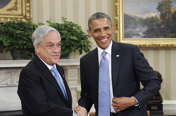 Piñera se salta el protocolo y se sienta en el escritorio de Obama en la Casa Blanca