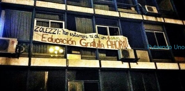 Estudiantes se toman la Universidad de Santiago en protesta contra la represión del movimiento estudiantil