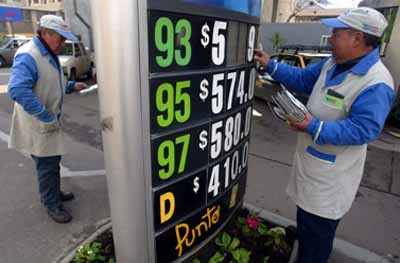 Hacienda anuncia que Sipco operará esta semana «para suavizar los precios de los combustibles»