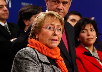 The Economist califica de «vagas» propuestas de Bachelet: «Ha dicho que quiere una nueva Constitución, sin especificar cómo sería»