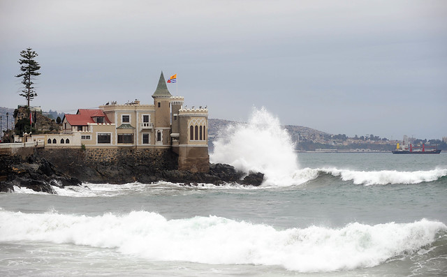 Fotos: Fuertes marejadas golpean costa de Viña del Mar dejando daños por 40 millones de pesos