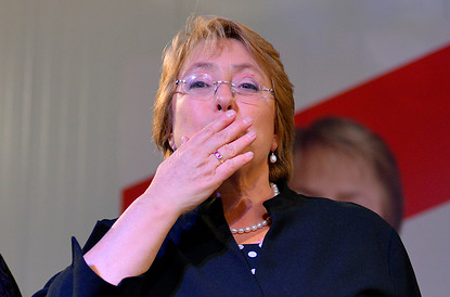 Alberto Mayol dice que alta votación de Bachelet escapa del ámbito político y la define como «una figura cristológica»