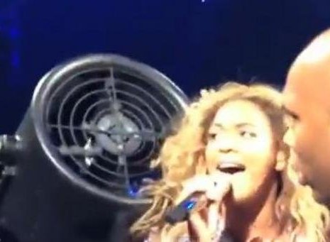 El mal momento de Beyoncé con un ventilador