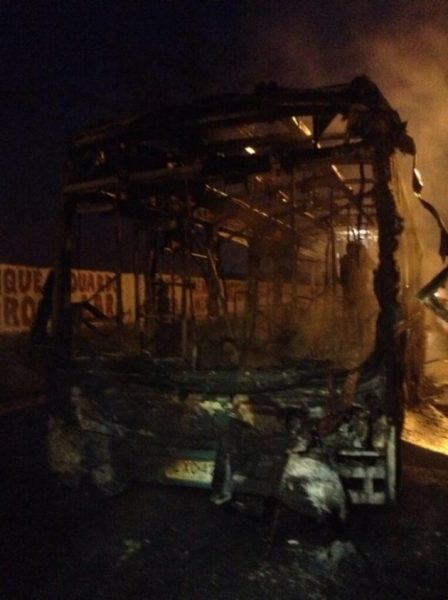 Incendian bus del Transatiago y bloquean calles en jornada de protesta convocada por la CUT
